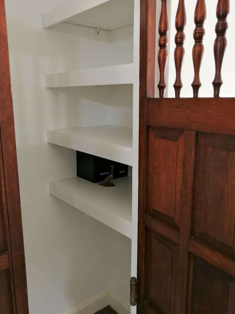 Hostal At 98 On Lynburn Guest House