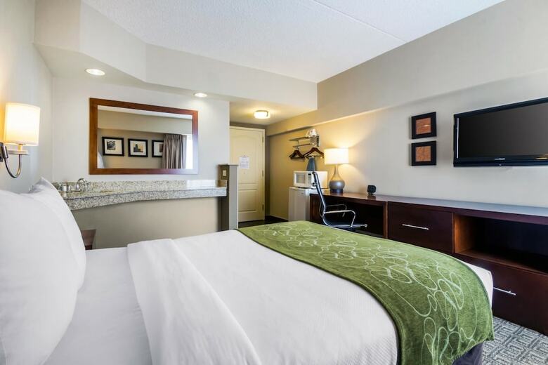 Hotel Comfort Suites At Woodbridge