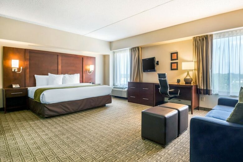 Hotel Comfort Suites At Woodbridge