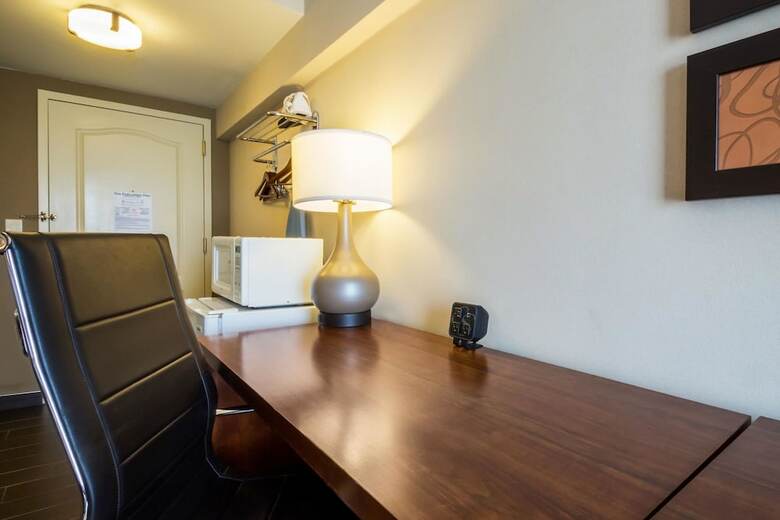 Hotel Comfort Suites At Woodbridge