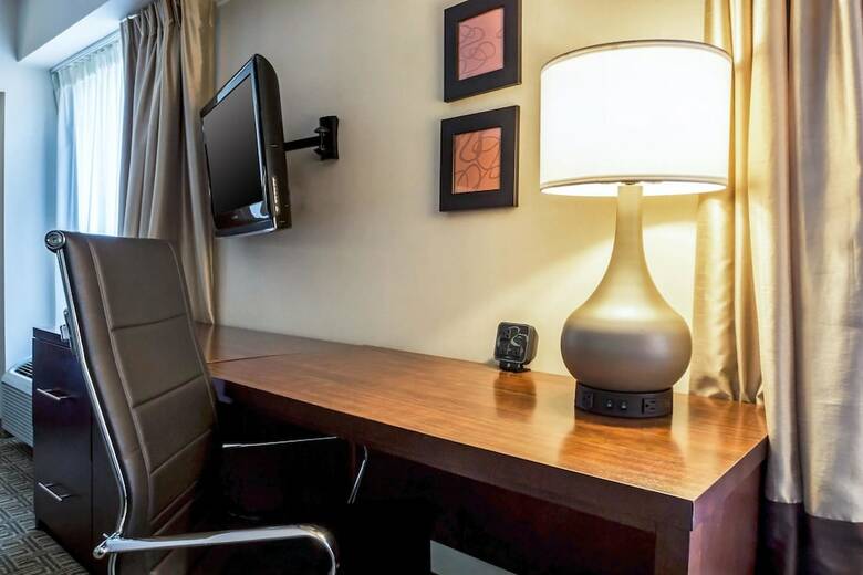 Hotel Comfort Suites At Woodbridge