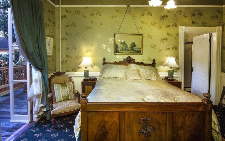 Bed & Breakfast Gingerbread Mansion Inn