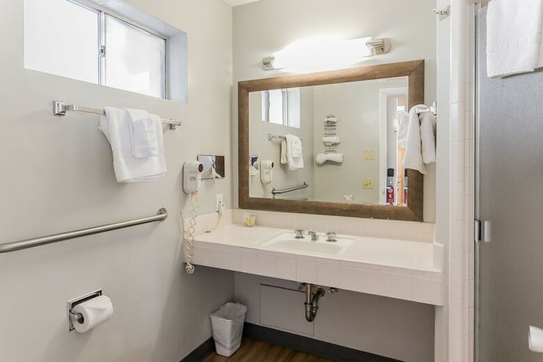 Hotel Skylark Shores Resort
