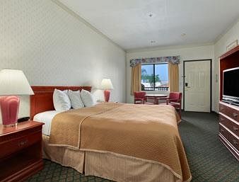 Hotel Lynwood Century Freeway Travelodge
