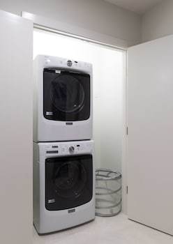 Apartamentos Level Furnished Living