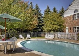 Clarion Hotel At Century House