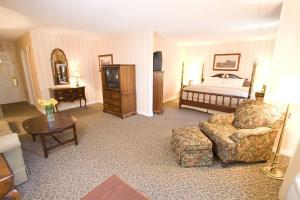 Clarion Hotel At Century House