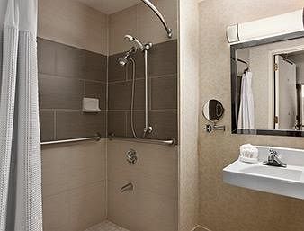 Hotel Ramada Plaza Long Island Macarthur Airport
