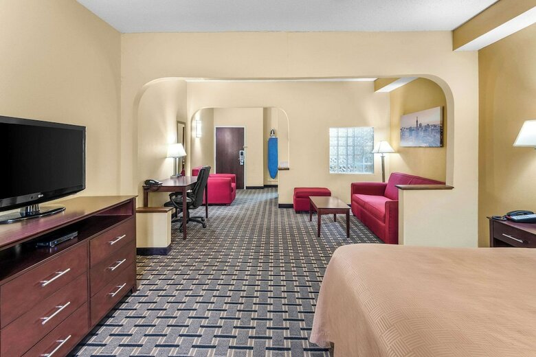 Hotel Clarion Inn & Suites Northwest
