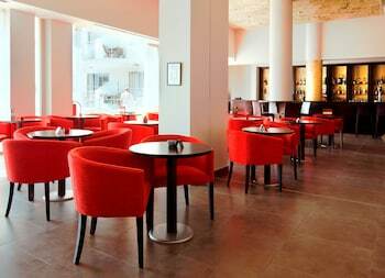 Hotel Capital Coast Resort & Spa