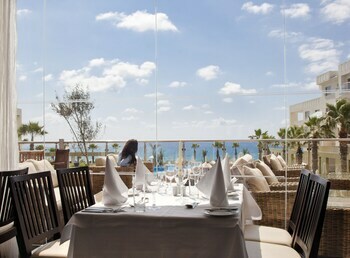 Hotel Capital Coast Resort & Spa