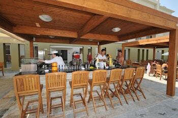 Hotel Capital Coast Resort & Spa