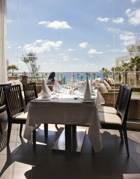 Hotel Capital Coast Resort & Spa