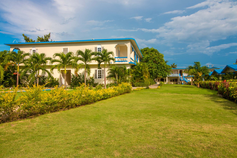 Hotel Travellers Beach Resort