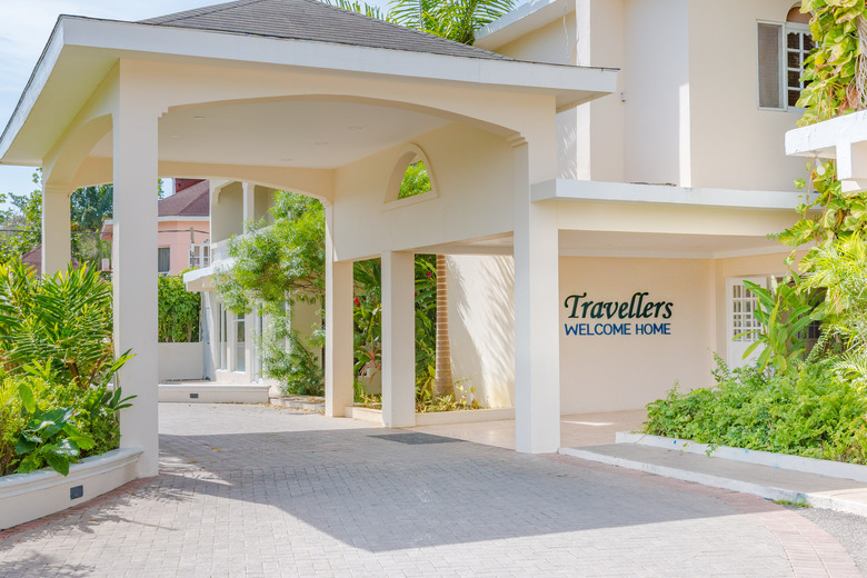 Hotel Travellers Beach Resort