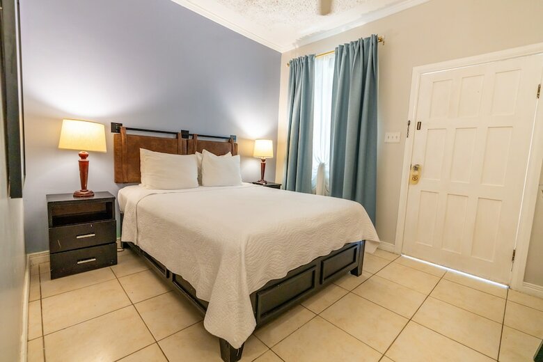 Hotel Travellers Beach Resort