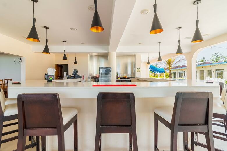 Hotel Travellers Beach Resort