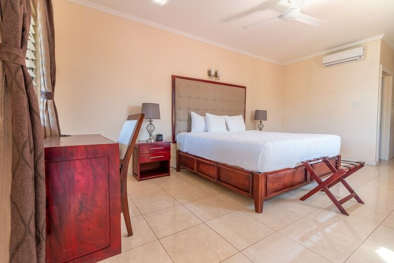 Hotel Travellers Beach Resort