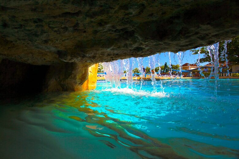 Hotel Travellers Beach Resort