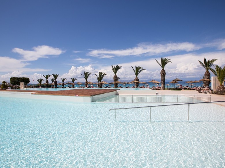 Hotel The Ixian Grand