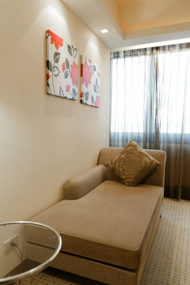 Jen Dow International Hotel