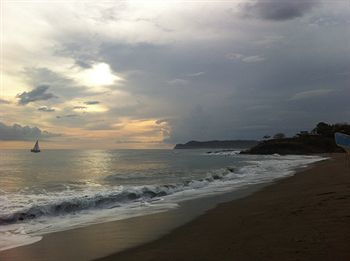 Machele' S Place Beachside Hotel & Pool