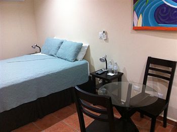 Machele' S Place Beachside Hotel & Pool