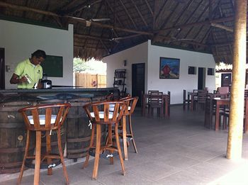 Machele' S Place Beachside Hotel & Pool