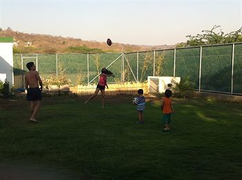 Machele' S Place Beachside Hotel & Pool