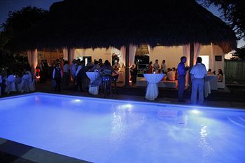 Machele' S Place Beachside Hotel & Pool