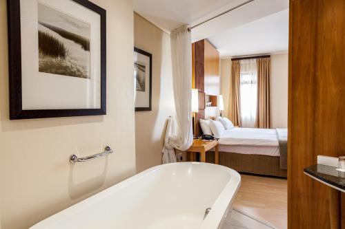 Island Club Hotel & Apartments