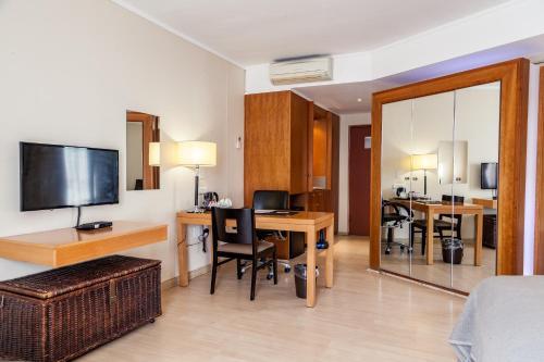 Island Club Hotel & Apartments
