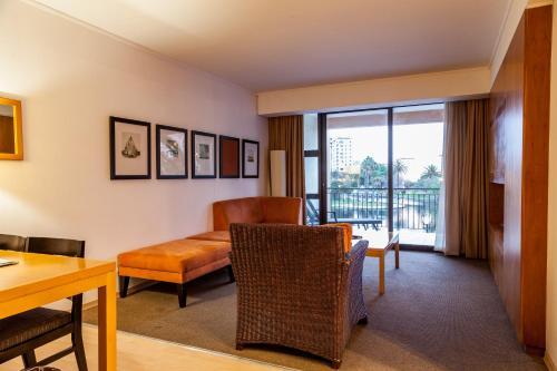 Island Club Hotel & Apartments