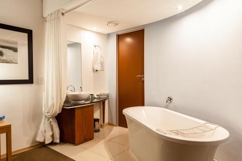 Island Club Hotel & Apartments