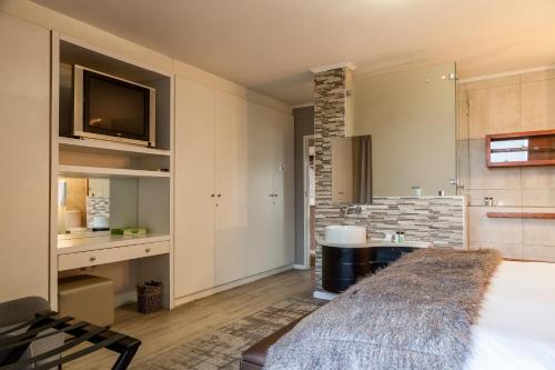 Island Club Hotel & Apartments