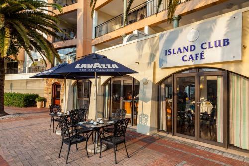 Island Club Hotel & Apartments