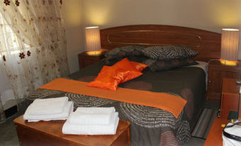 Hotel Tshimologo Farm Guest House