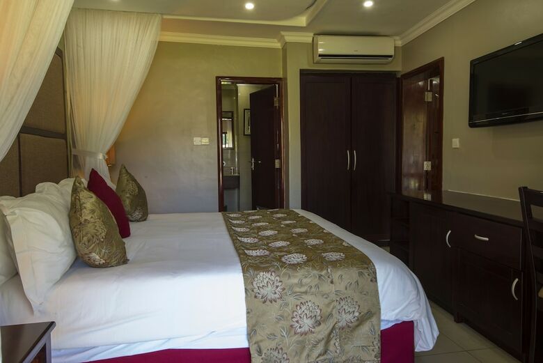 Hotel A'zambezi River Lodge