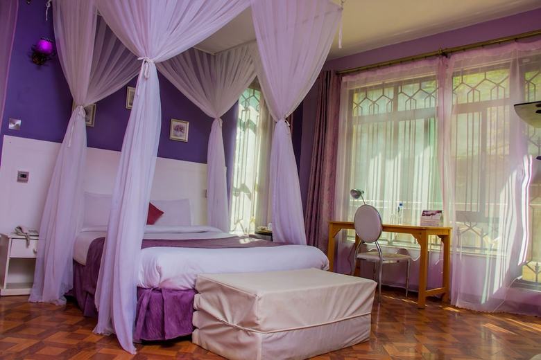 Hotel Karen Inn And Suites