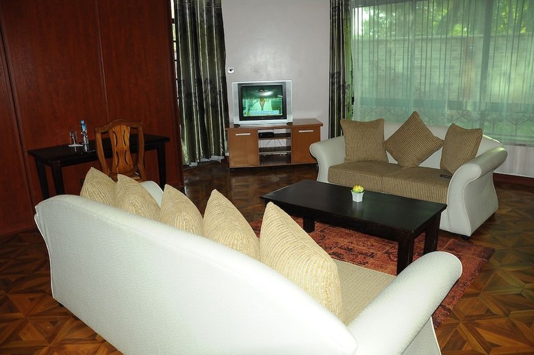 Hotel Karen Inn And Suites