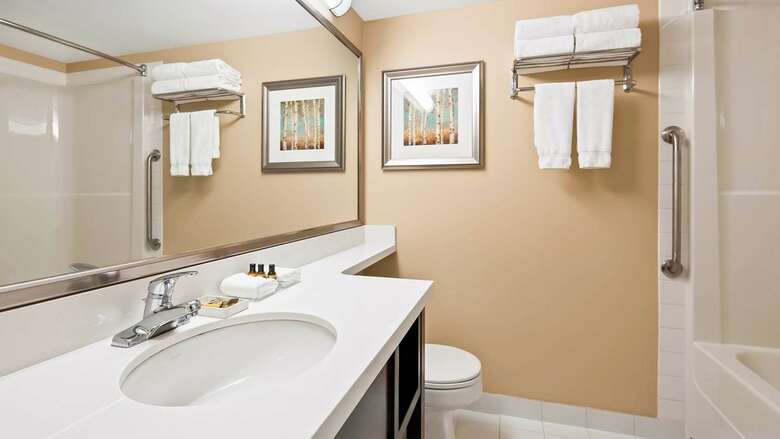 Best Western Plus Winnipeg Airport Hotel