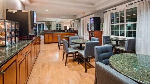 Hotel Best Western Cedar Inn & Suites