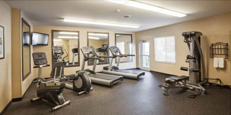 Hotel Candlewood Suites Cut Off
