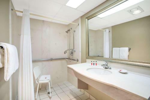 Hotel Baymont Inn And Suites Hays