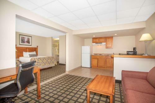 Hotel Baymont Inn And Suites Hays