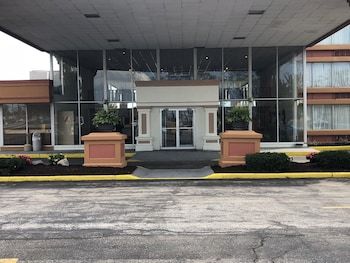 Hotel A Victory Inn & Suites- Muskegon