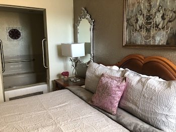 Hotel A Victory Inn & Suites- Muskegon