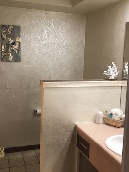 Hotel A Victory Inn & Suites- Muskegon