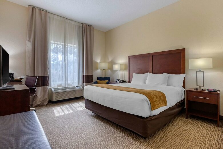 Hotel Comfort Inn & Suites