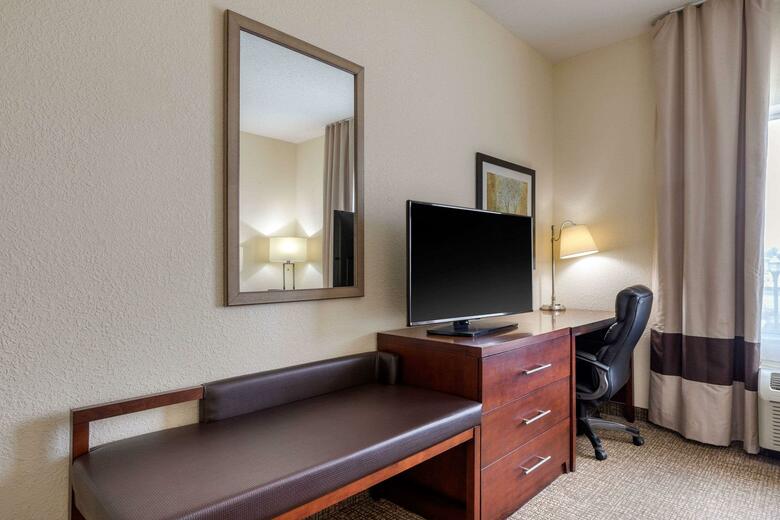 Hotel Comfort Inn & Suites